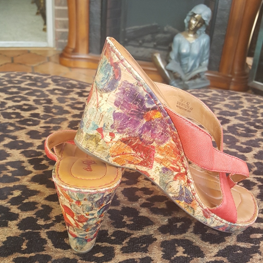 ❤HP❤Borrn Crown Tangerine Leather Wedge Size 10